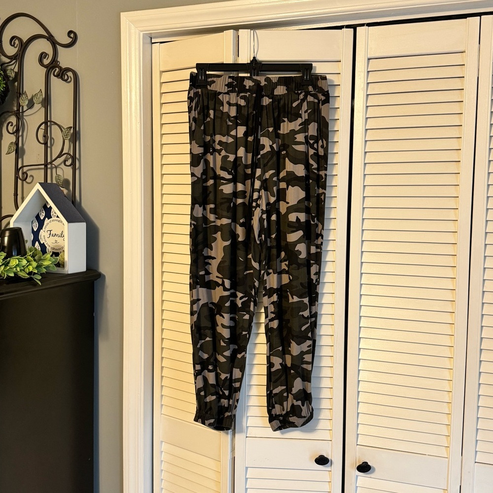 Know One Cares Camouflage Jogger‎ Pants SZ LG